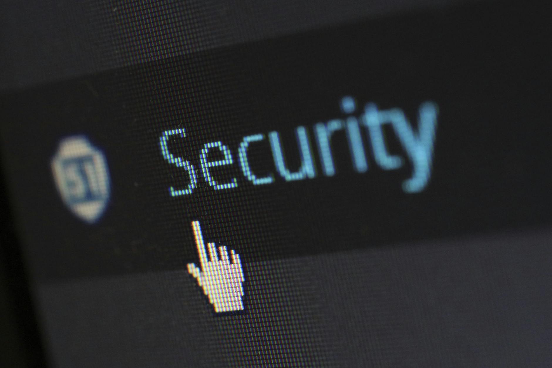 Kursor myszy na napisie digital security na ekranie monitora