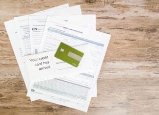 Chargeback w banku: kiedy można odzyskać pieniądze za płatność kartą? Karta kredytowa i dokumenty wniosku na drewnianym blacie